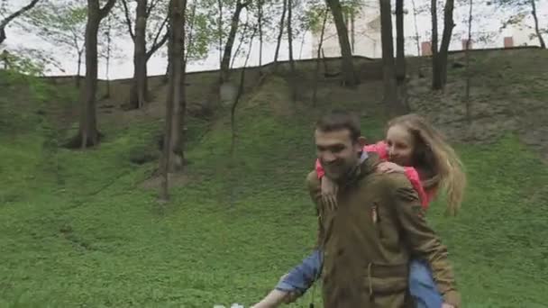 La familia juega con el niño en un hermoso día soleado — Vídeos de Stock