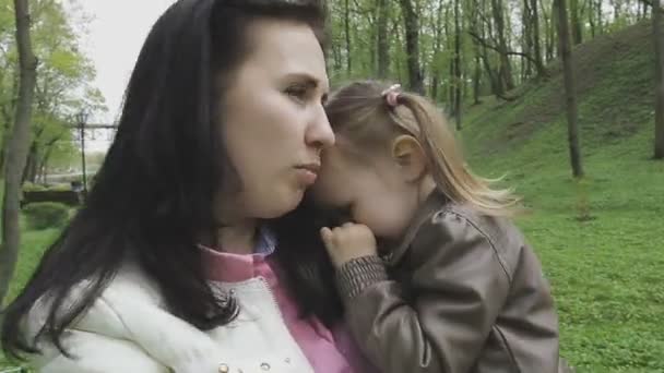 De familie speelt met het kind op een mooie zonnige dag — Stockvideo