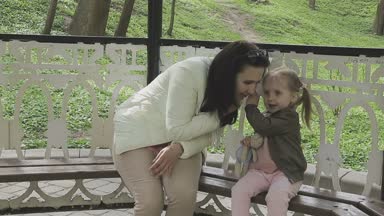 Aile ile çocuk güzel güneşli bir günde çalış.