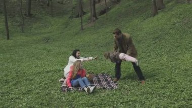 Aile ile çocuk güzel güneşli bir günde çalış.