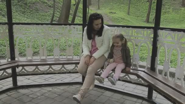 De familie speelt met het kind op een mooie zonnige dag — Stockvideo