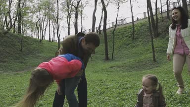 Aile ile çocuk güzel güneşli bir günde çalış.