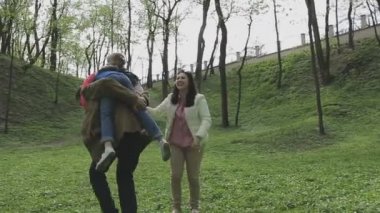 Aile ile çocuk güzel güneşli bir günde çalış.