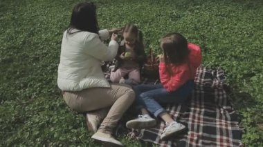 Aile ile çocuk güzel güneşli bir günde çalış.