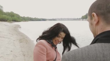 Nehir kıyısında sıcak havalarda aile yürür