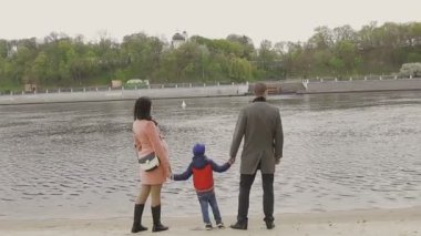 Nehir kıyısında sıcak havalarda aile yürür
