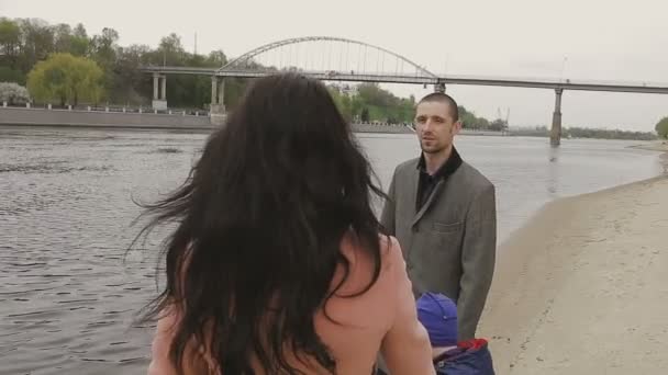 Сімейні прогулянки на березі річки в теплу погоду — стокове відео