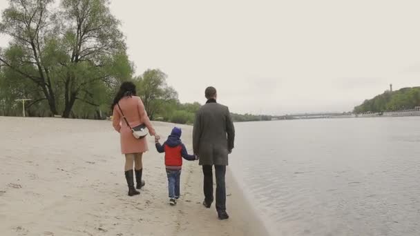 Family walks on the river bank in warm weather — Stock Video