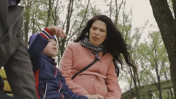 Familjen går på flodbanken i varmt väder — Stockvideo