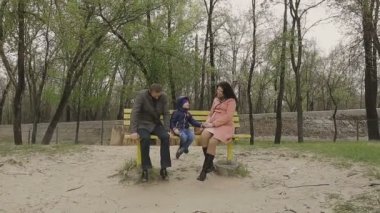 Nehir kıyısında sıcak havalarda aile yürür