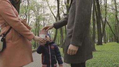 Aile ile çocuk güzel güneşli bir günde çalış.