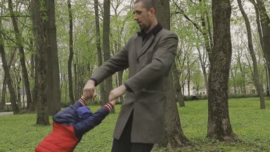 Aile ile çocuk güzel güneşli bir günde çalış.