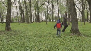 Aile ile çocuk güzel güneşli bir günde çalış.