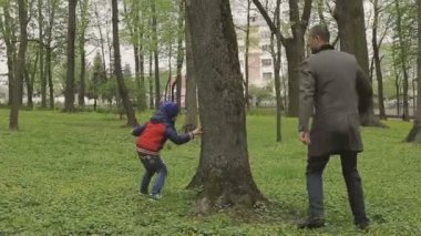Aile ile çocuk güzel güneşli bir günde çalış.