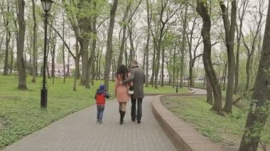 Aile ile çocuk güzel güneşli bir günde çalış.