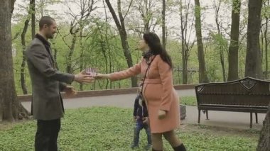 Aile ile çocuk güzel güneşli bir günde çalış.