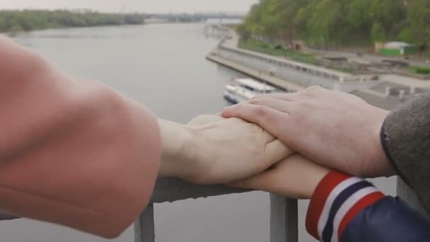 Familjen går på flodbanken i varmt väder — Stockvideo