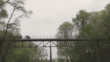 Bridge Park etrafında insanlar yürüyüş