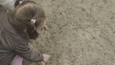 Nehir kıyısında sıcak havalarda aile yürür