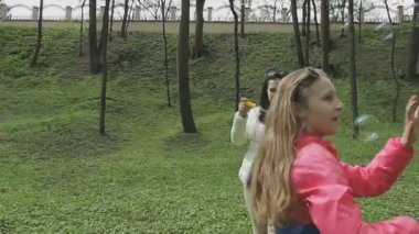 Aile ile çocuk güzel güneşli bir günde çalış.