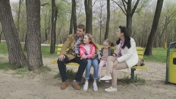 Caminatas familiares en la orilla del río en clima cálido — Vídeo de stock