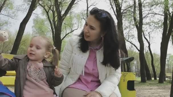 Família caminha na margem do rio em tempo quente — Vídeo de Stock