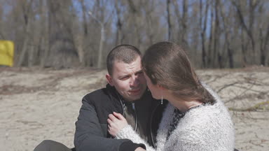 Sevgi dolu bir kaç nehir kenarında yürüyor