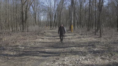 Sevgi dolu bir kaç nehir kenarında yürüyor