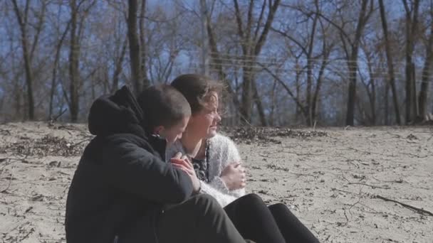 Ένα Ζευγάρι Ερωτευμένων Περιπάτους Δίπλα Στο Ποτάμι — Αρχείο Βίντεο