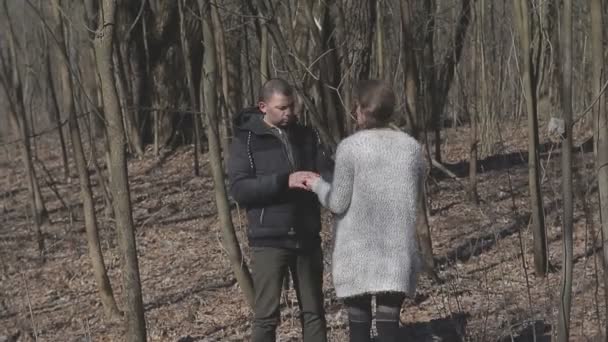 Um casal amoroso caminha pelo rio — Vídeo de Stock