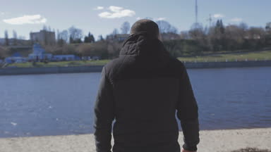 Sevgi dolu bir kaç nehir kenarında yürüyor