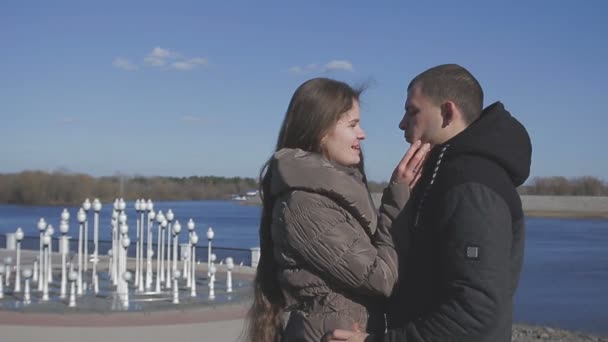 Um casal amoroso caminha pelo rio — Vídeo de Stock