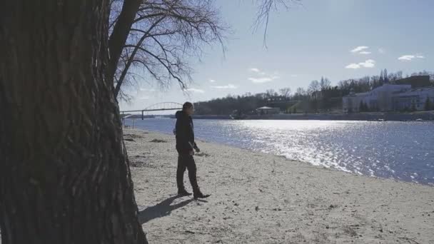 A loving couple walks by the river — Stock Video