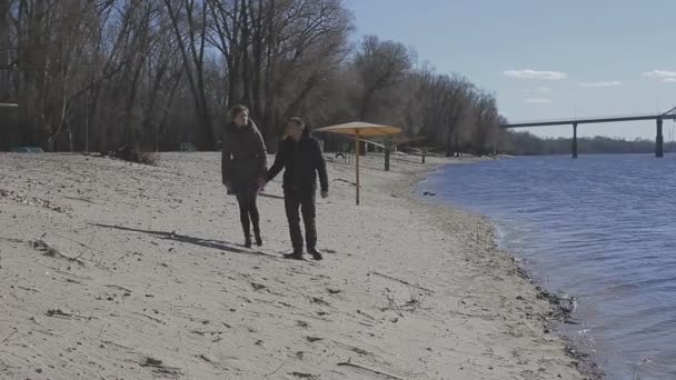 Een verliefde paar wandelingen door de rivier — Stockvideo