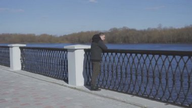 Sevgi dolu bir kaç nehir kenarında yürüyor