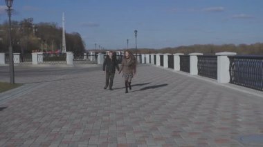 Sevgi dolu bir kaç nehir kenarında yürüyor