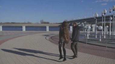 Sevgi dolu bir kaç nehir kenarında yürüyor