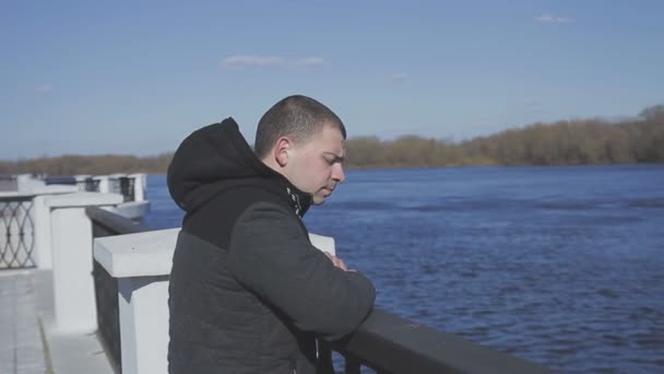 Un couple amoureux se promène au bord de la rivière — Video