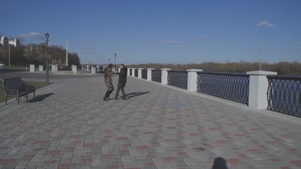 Ett älskande par promenader vid floden — Stockvideo