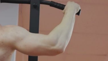 Adam fitness club çubuğunda yukarı çeker