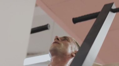 Adam fitness club çubuğunda yukarı çeker