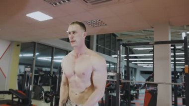 Eğitim salonunda dumbbells ile bir adamdır