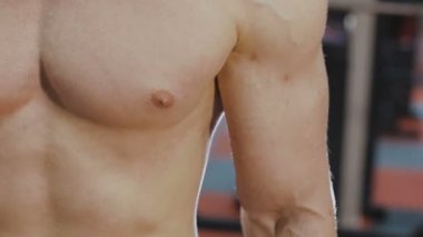 Eğitim salonunda dumbbells ile bir adamdır