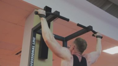 Adam fitness club çubuğunda yukarı çeker