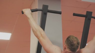 Adam fitness club çubuğunda yukarı çeker