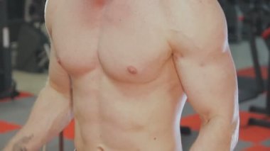 Eğitim salonunda dumbbells ile bir adamdır