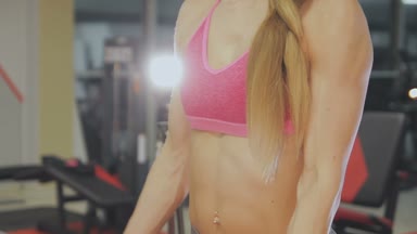 Eğitim salonunda bir çizgiyle kadındır. Güzel vücut.