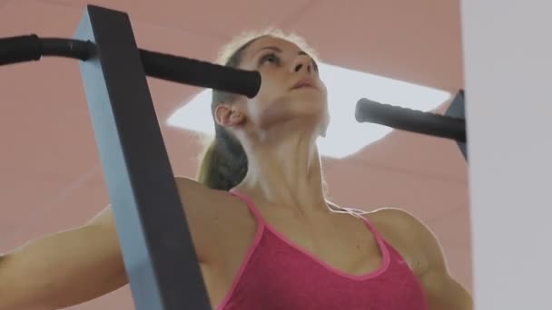 Fitness Trenér Sportovního Klubu Dělá Shybů Simulátoru Pro Posílení Ramenních — Stock video