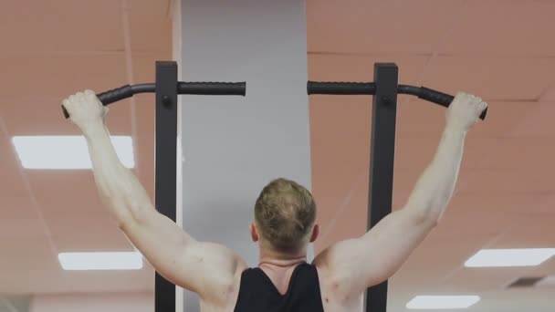 Adam Fitness Club Çubuğunda Yukarı Çeker — Stok video