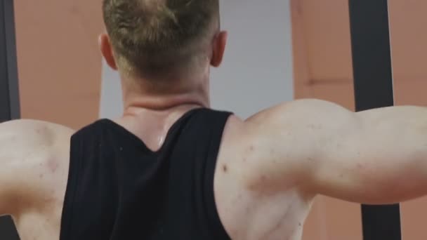 Adam fitness club çubuğunda yukarı çeker — Stok video